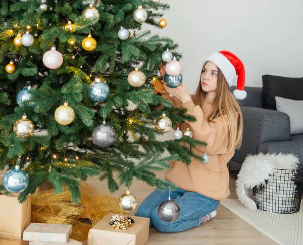 Teenager Mädchen Schmückt Den Weihnachtsbaum Weihnachtsbaum Wohnzimmer — Stockfoto
