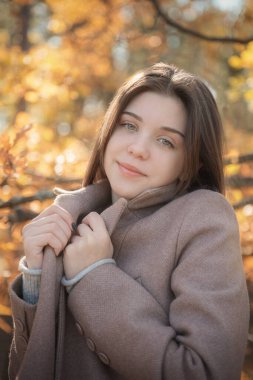 Düşünceli ve üzgün bir kızın portresi. Sonbahar renkleri. Yaşam tarzı. Sonbahar havası. Orman