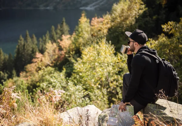 Homem Turista Relaxante Topo Uma Colina Assistindo Paisagem Maravilhosa Montanhas — Fotografia de Stock