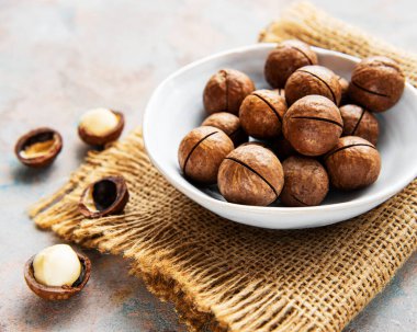 Gri beton arka planda organik Macadamia fındıkları