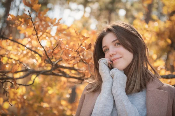 Düşünceli Üzgün Bir Kızın Portresi Sonbahar Renkleri Yaşam Tarzı Sonbahar — Stok fotoğraf