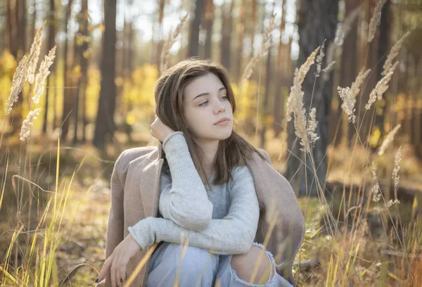 Portrait Une Fille Réfléchie Triste Couleurs Automne Mode Vie Humeur — Photo