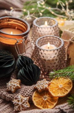 Dekorasyon ve yanan mumlarla birlikte hediye kutuları. Noel arkaplanı