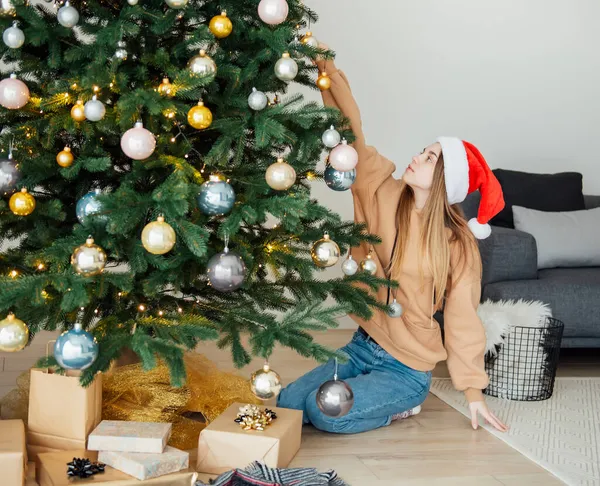 Teenager Mädchen Schmückt Den Weihnachtsbaum Weihnachtsbaum Wohnzimmer — Stockfoto