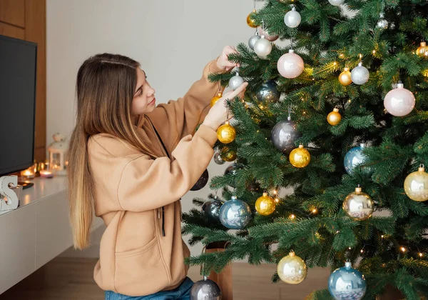 Teenager Mädchen Schmückt Den Weihnachtsbaum Weihnachtsbaum Wohnzimmer — Stockfoto