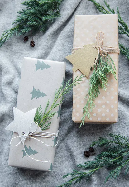Gri Örülü Tekstil Arka Planında Noel Hediyeleri Kraft Kağıt Hediye — Stok fotoğraf