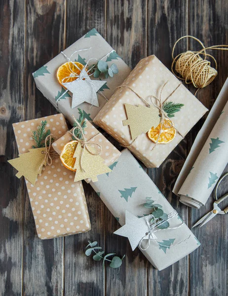 Coffrets Cadeaux Décoratifs Noël Emballés Dans Papier Kraft Marron Sur — Photo