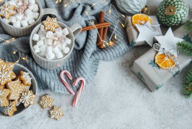 Marşmelovlu sıcak çikolata, sıcak sıcak Noel içeceği, zencefilli kurabiye ve süslemeler.