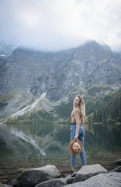 Seyahat Seyahat Kavramı Şapkalı Şık Gezgin Kız Sırt Çantalı Genç — Stok fotoğraf