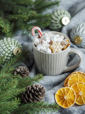 Sıcak kakao ve ev yapımı kurabiyelerle sıcacık kış ve Noel sofrası