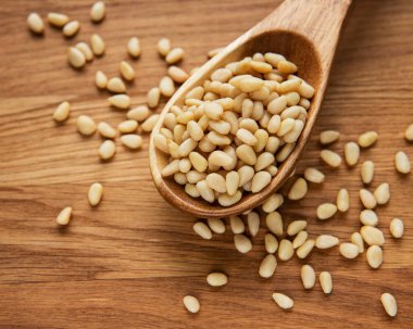 Eski ahşap bir arka planda çam fıstığı