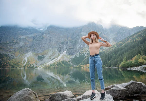 Молода Туристична Дівчина Капелюсі Руками Вгору Горах Захоплюється Природою — стокове фото