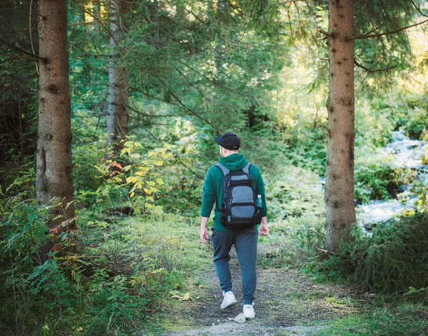 Człowiek Plecakiem Spaceruje Jesiennym Lesie Wędrówki Samotnie Wzdłuż Jesiennych Ścieżek — Zdjęcie stockowe