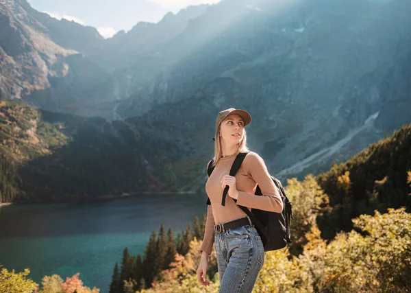 Wanderlust Concetto Viaggio Elegante Viaggiatore Ragazza Cappello Guardando Mappa Esplorando — Foto Stock