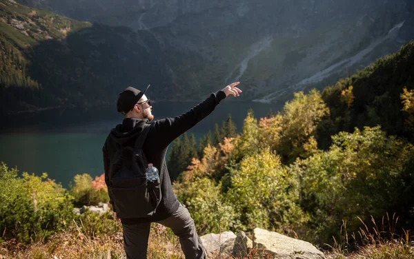 Похідний Чоловік Подорожує Відкритим Способом Життя Молодий Мандрівник Гірському Пейзажі — стокове фото