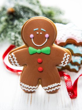 Zencefilli kurabiye adam ve beyaz ahşap masada Noel dekoru.