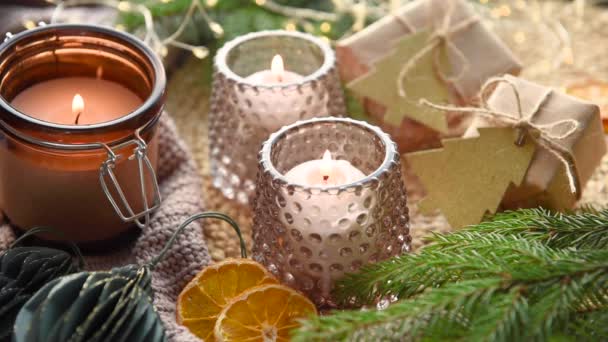 舒适的冬季场景 焚烧蜡烛和圣诞礼物 — 图库视频影像