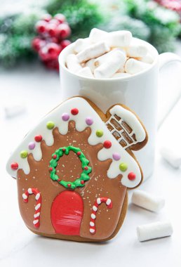 Noel kakaosu, zencefilli kurabiye ve süslemeler. Beyaz tahta arkaplan. 