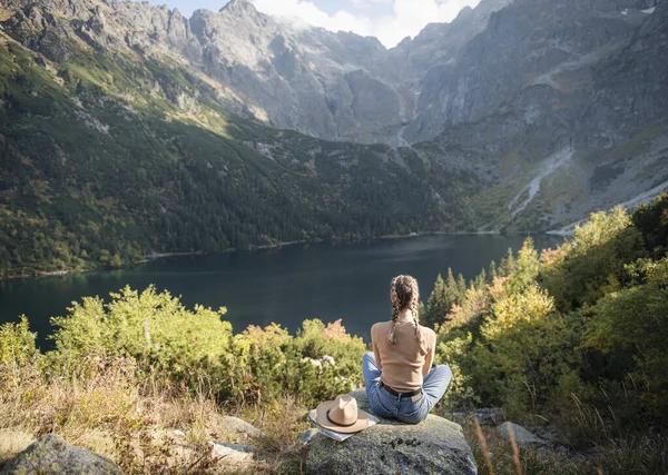 Jovem Turista Sentada Pico Montanha Belas Montanhas Paisagem Com Menina — Fotografia de Stock