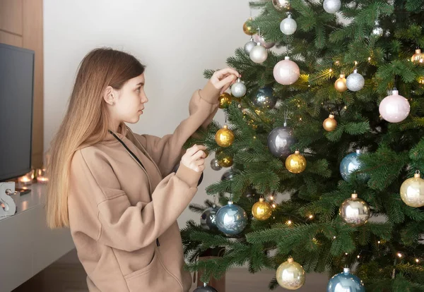 Teenager Mädchen Schmückt Den Weihnachtsbaum Weihnachtsbaum Wohnzimmer — Stockfoto