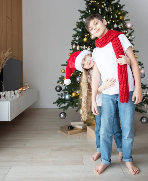 Kinder Ein Junge Und Ein Mädchen Spielen Der Nähe Des — Stockfoto