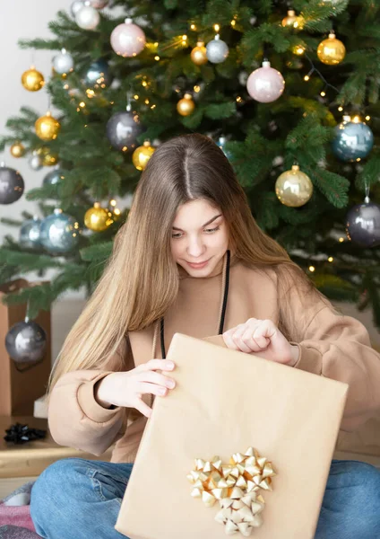 Teenager Mädchen Mit Geschenken Der Nähe Des Weihnachtsbaums Wohnzimmer Interieur — Stockfoto