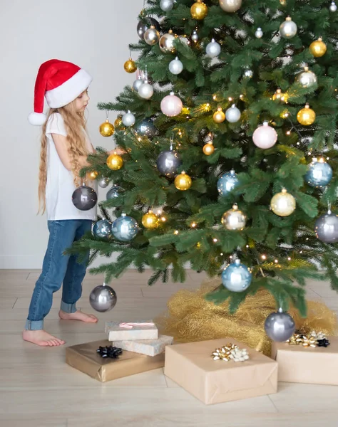 Ein Mädchen Mit Geschenken Spielt Der Nähe Des Weihnachtsbaums Wohnzimmer — Stockfoto