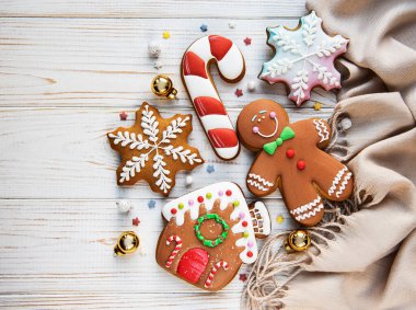 Noel kurabiyesi ve beyaz ahşap masada noel süsleri. Noel tatili geçmişi