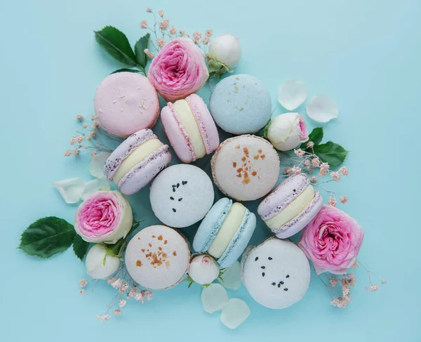 Macarons Savoureux Avec Belles Roses Sur Fond Bleu — Photo