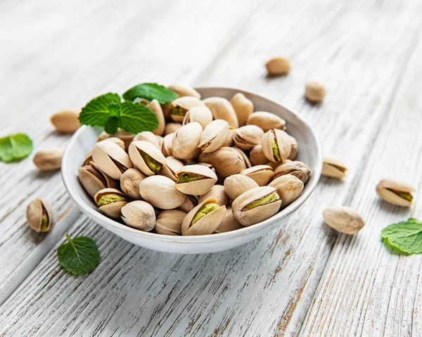 Bowl Med Pistasienøtter Trebord – stockfoto