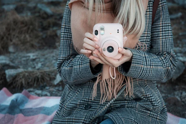 Close Van Vrouwelijke Handen Met Roze Fotocamera Instax — Stockfoto