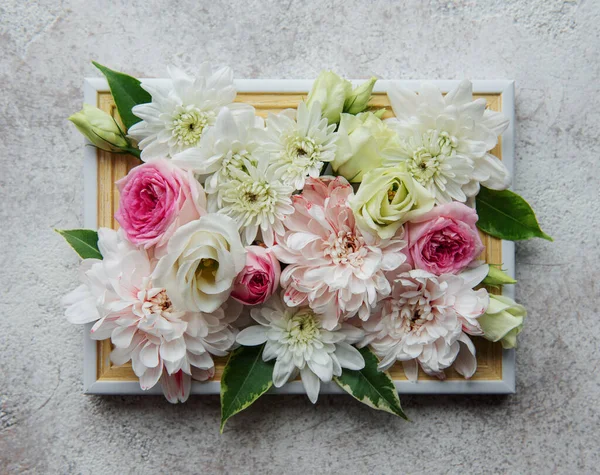 Дерев'яна рамка, прикрашена рожевими та білими квітами — стокове фото