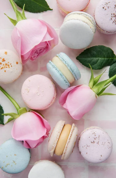 Beautiful colorful tasty macaroons on a pink tile background — Stock Photo, Image