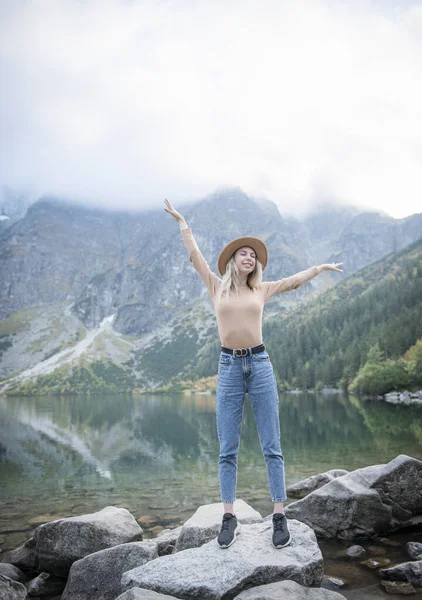 Молода Туристична Дівчина Капелюсі Руками Вгору Горах Захоплюється Природою — стокове фото