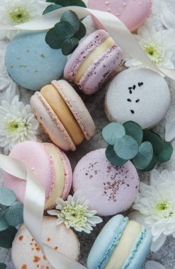 Beton bir arka planda güzel rengarenk kurabiyeler.