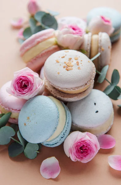 Kahverengi arka planda güzel gülleri olan lezzetli badem kurabiyeleri.