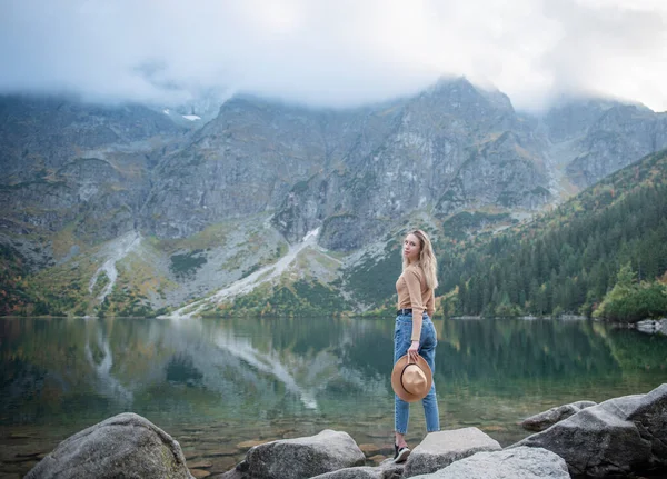 Wanderlust Conceito Viagem Menina Viajante Elegante Chapéu Jovem Com Mochila — Fotografia de Stock