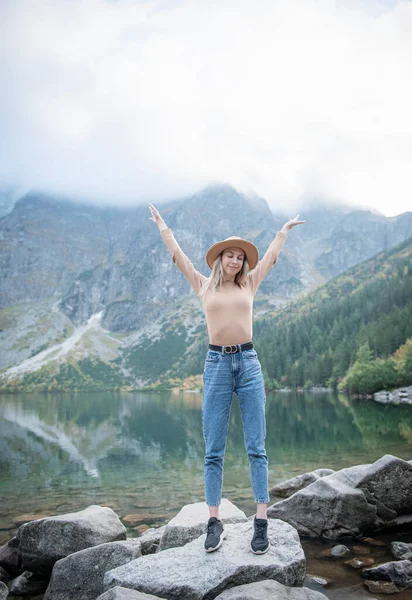 Menina Turística Jovem Chapéu Com Mãos Topo Das Montanhas Admira — Fotografia de Stock