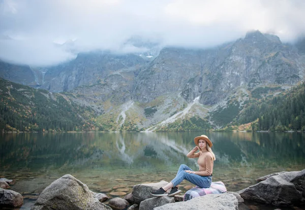 Jovem Turista Sentada Pico Montanha Belas Montanhas Paisagem Com Menina — Fotografia de Stock