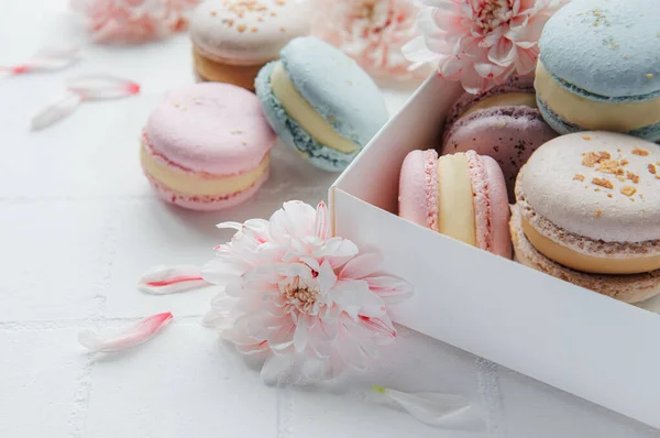 Caja Con Deliciosos Macarrones Coloridos Flor Crisantemo —  Fotos de Stock