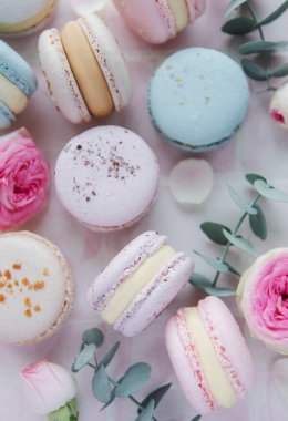 Rengarenk, güzel badem kurabiyeleri ve pembe güller.