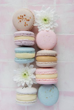 Rengarenk, güzel badem kurabiyeleri ve pembe fayanslı beyaz çiçekler.