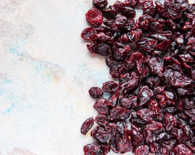 Gri beton arka planda kurumuş kirazlar