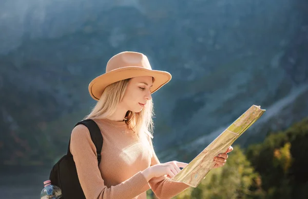 Wanderlust Conceito Viagem Menina Viajante Elegante Chapéu Olhando Para Mapa — Fotografia de Stock