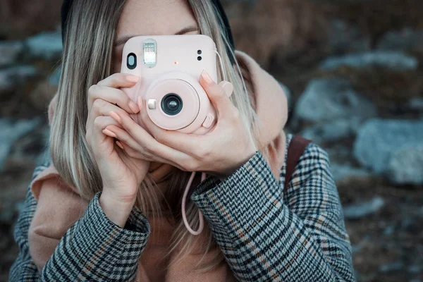 Крупним Планом Жіночі Руки Рожевою Фотокамерою Instax — стокове фото
