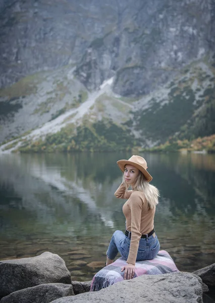 Jovem Turista Sentada Pico Montanha Belas Montanhas Paisagem Com Menina — Fotografia de Stock