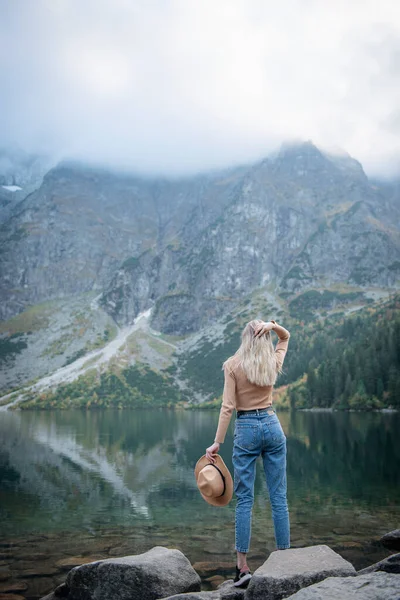 Wanderlust Conceito Viagem Menina Viajante Elegante Chapéu Jovem Com Mochila — Fotografia de Stock