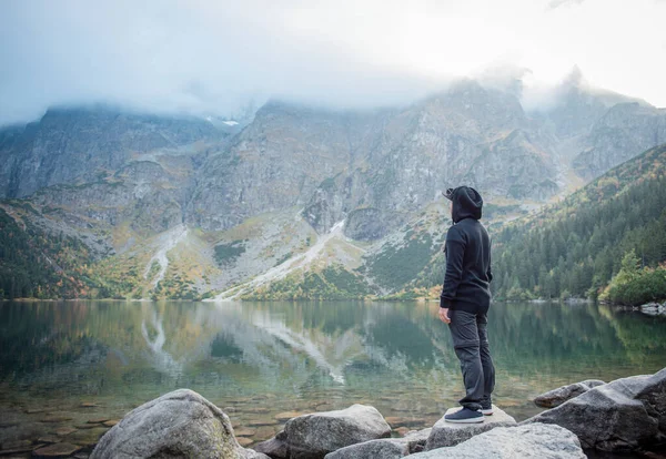 Турист Путешествует Свежем Воздухе Молодой Путешественник Горах Пейзаж — стоковое фото