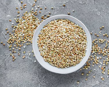 Gri beton arka planda organik yeşil karabuğday