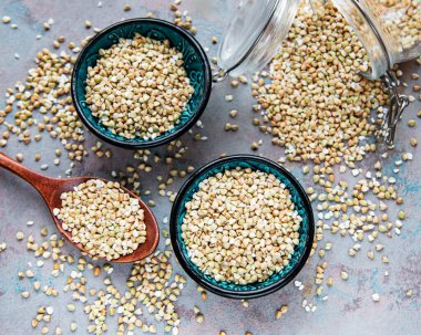 Gri beton arka planda organik yeşil karabuğday